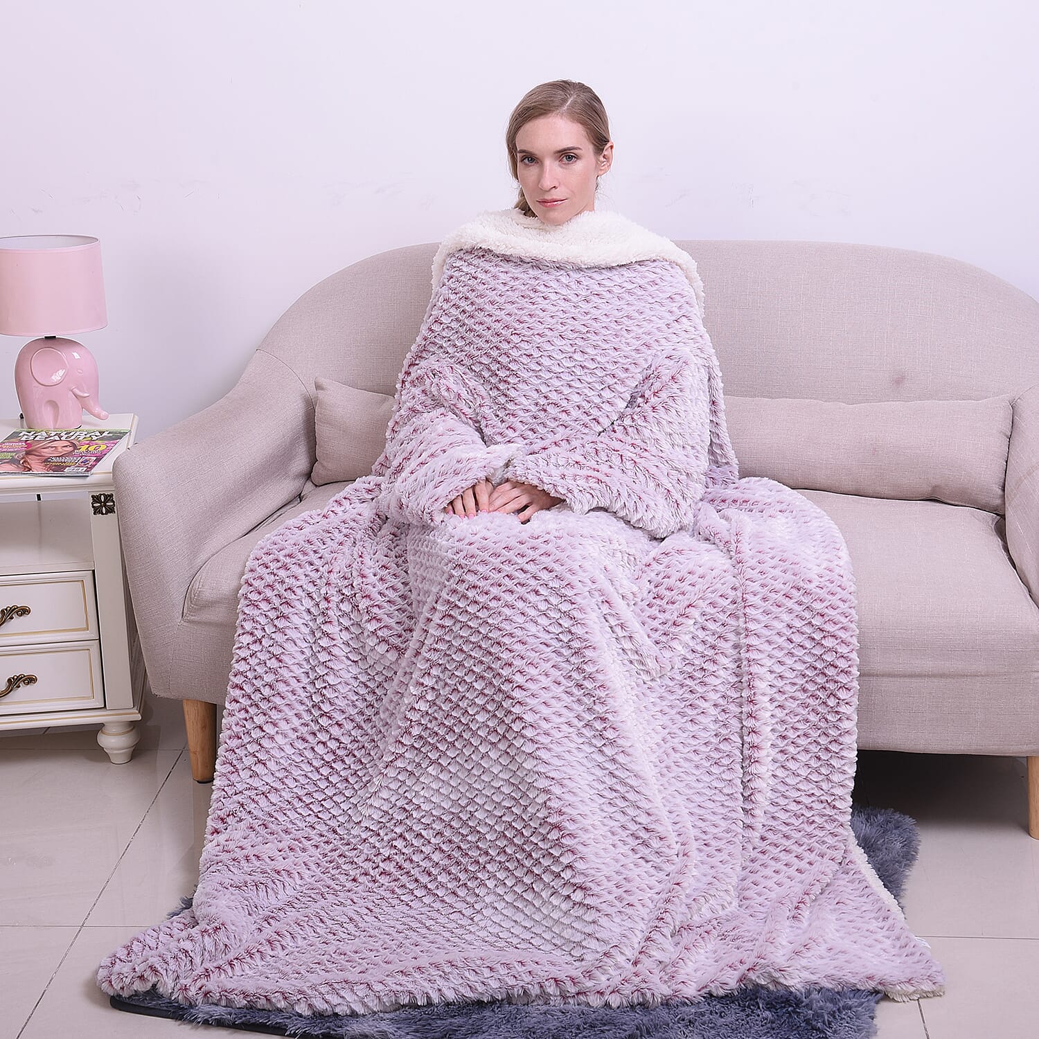 HOMESMART Checkered Pattern Faux Fur Soft and Cozy Reversible Sherpa TV Blanket with Sleeves