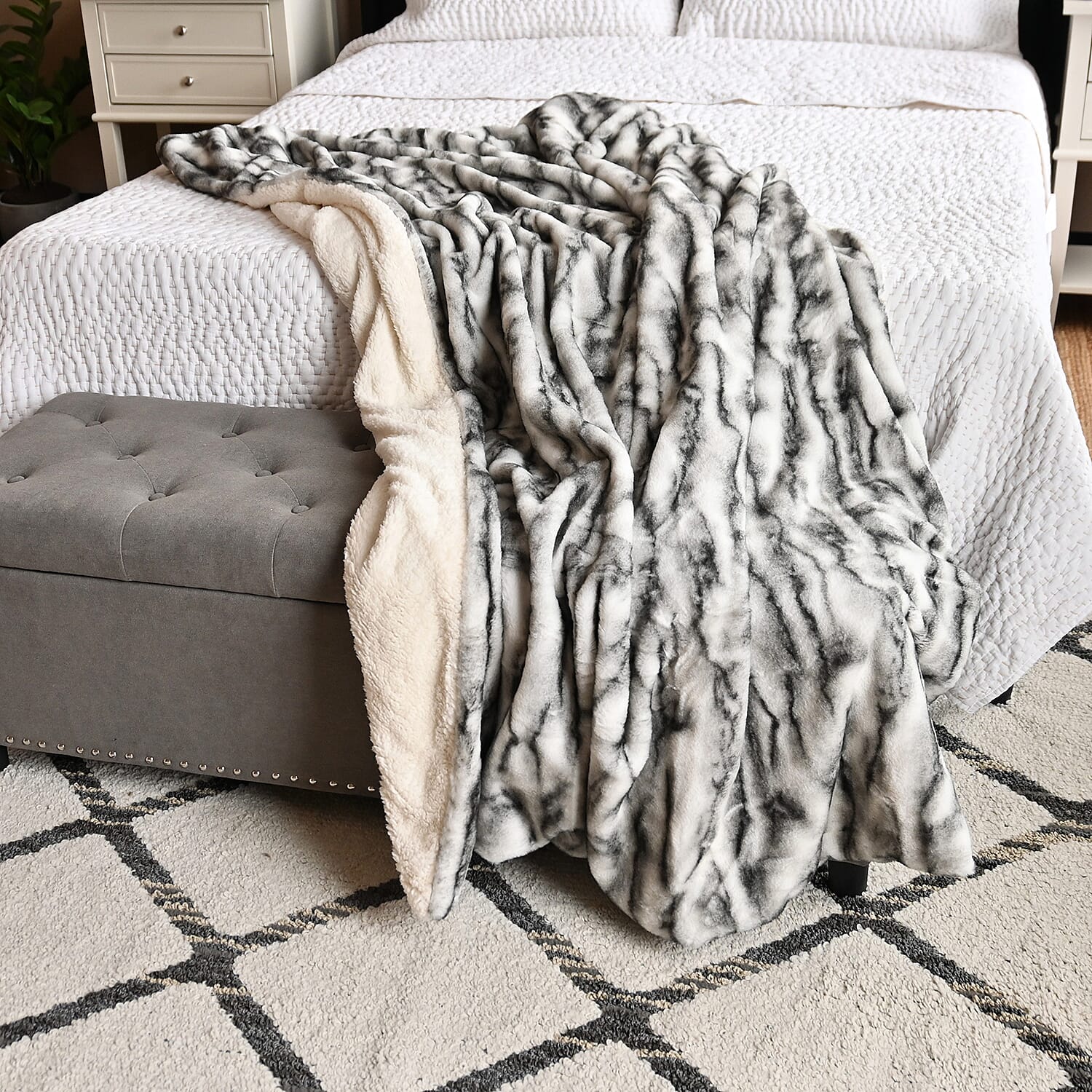 HOMESMART Black and White Cozy Faux Fur Sherpa Blanket (59"x78")