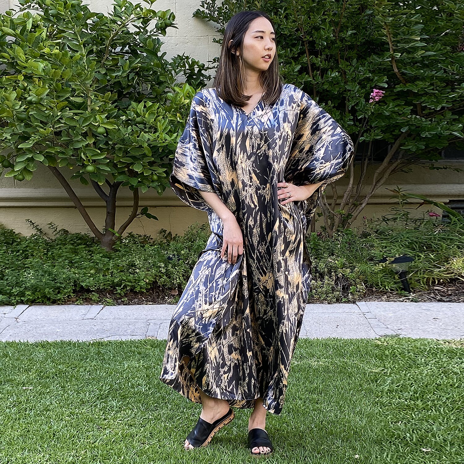 Winlar Black Lily Print V-Neck Long Satin Kaftan (One Size Fits Most)