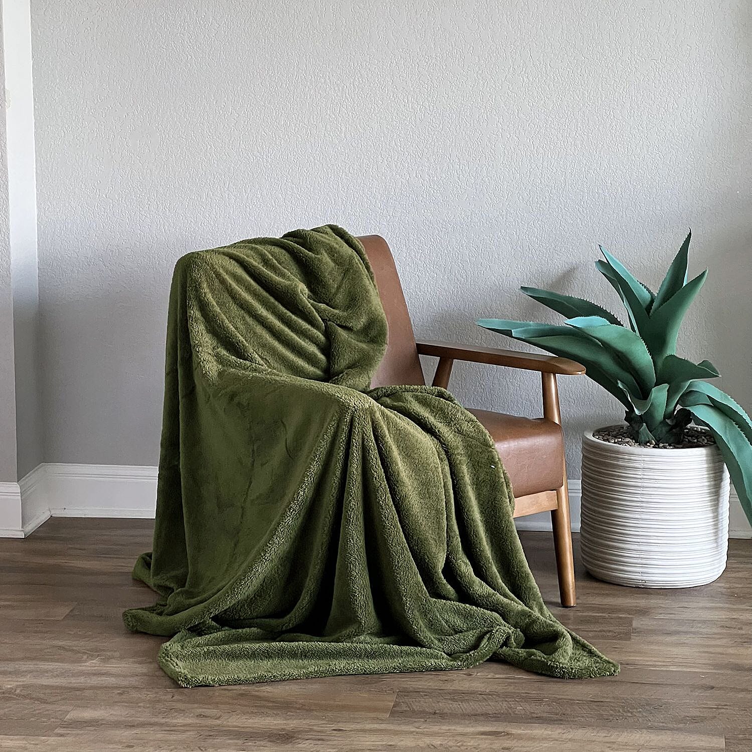 Olive Stock solid sherpa throw