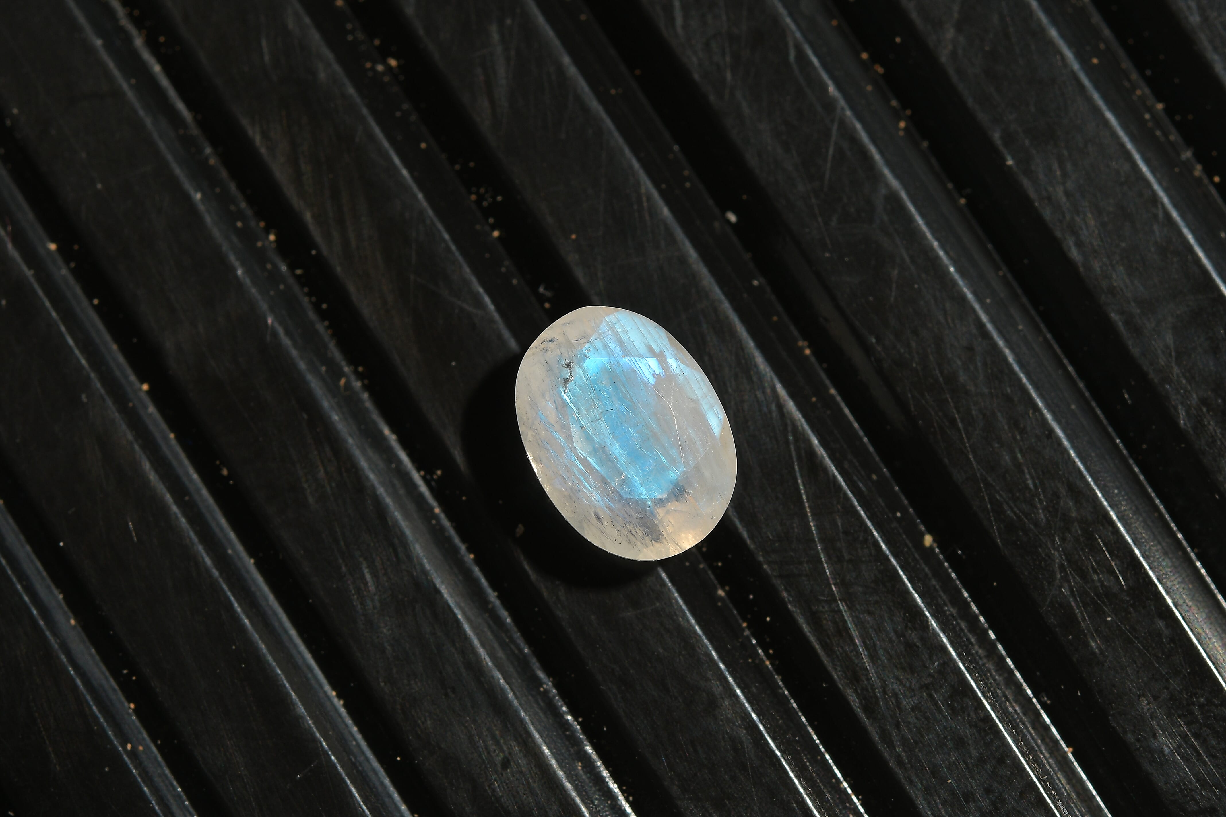 Rainbow Moonstone (Oval 8x6 mm) 1.04 ctw Loose Gemstone