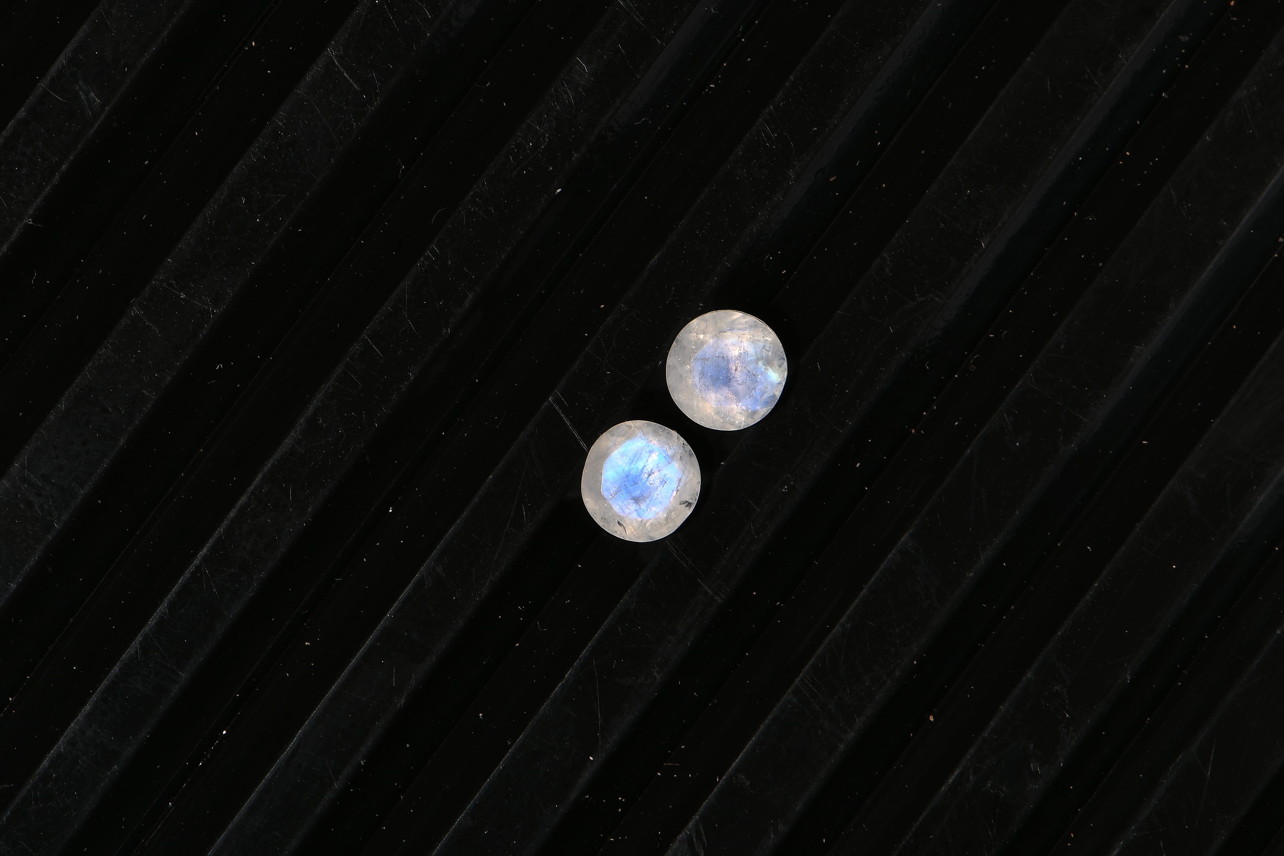 Rainbow Moonstone (Rnd 5 mm) 0.87 ctw  Loose Gemstone