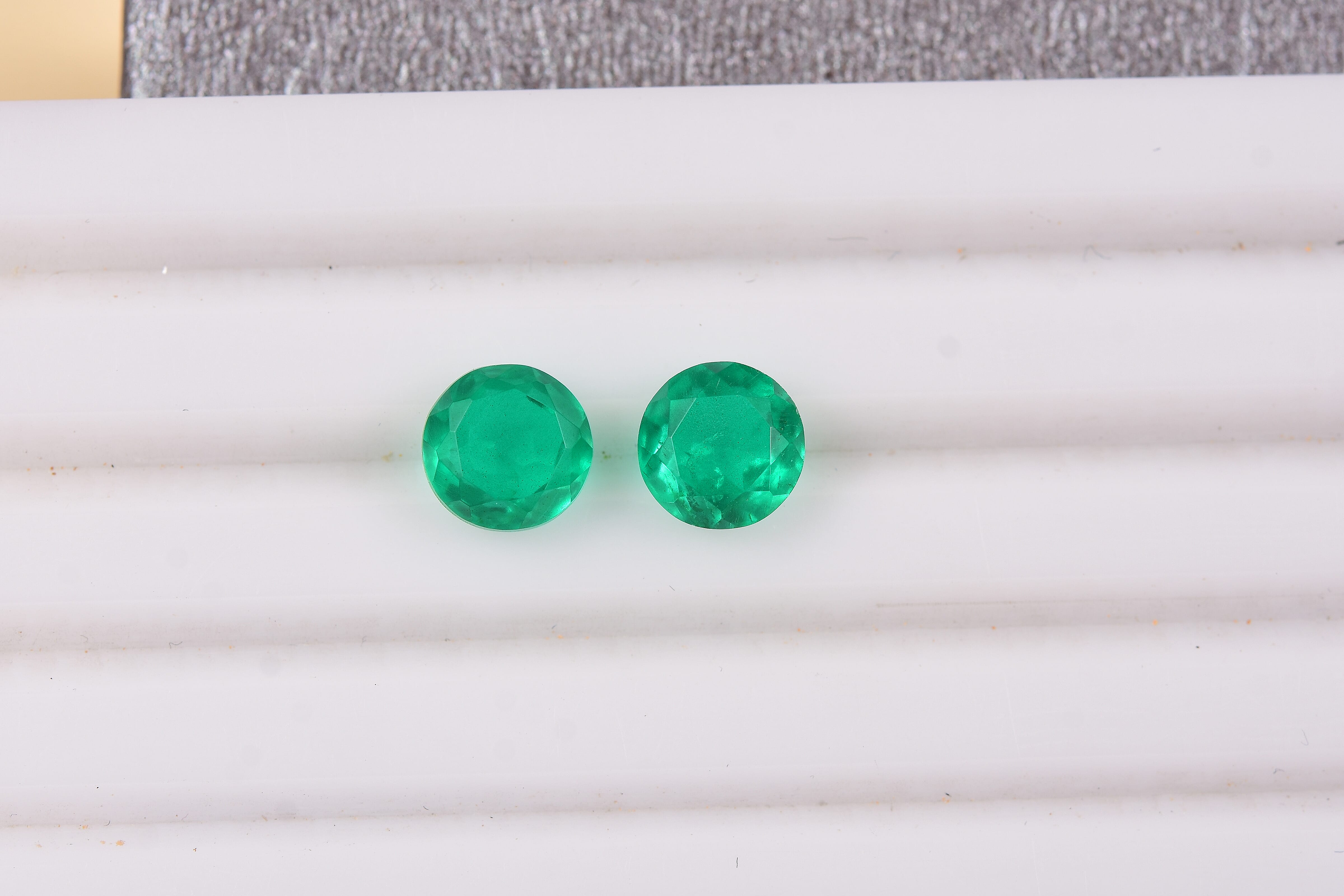 Emeraldine Triplet Quartz (Rnd 8 mm) 4.39 ctw Loose Gemstone