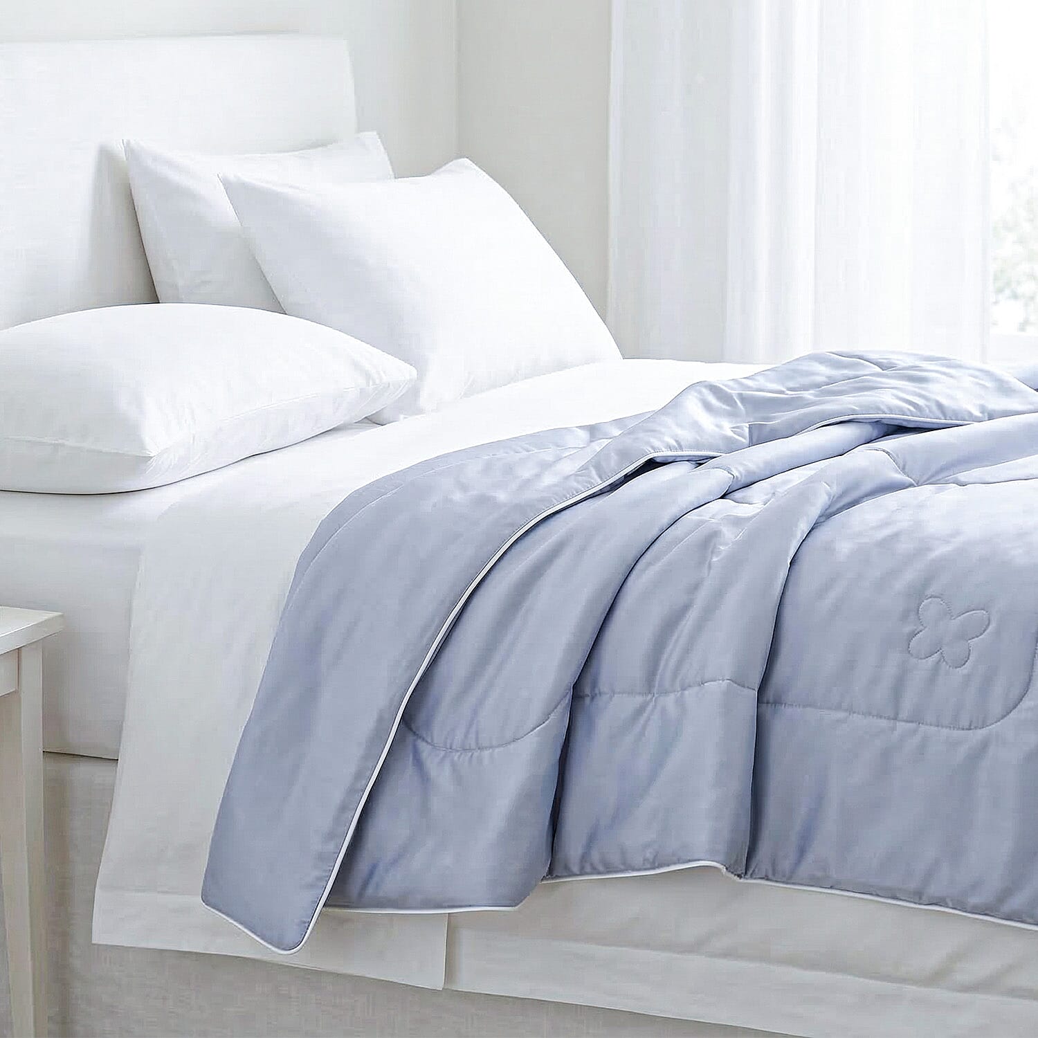 Livmore Blue Nylon and Spandex Silk Quilt (53.15"x78.74")